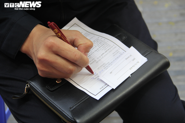 Ảnh: Khách khai báo y tế, mang găng tay trước khi mua vàng ngày vía thần Tài - 7