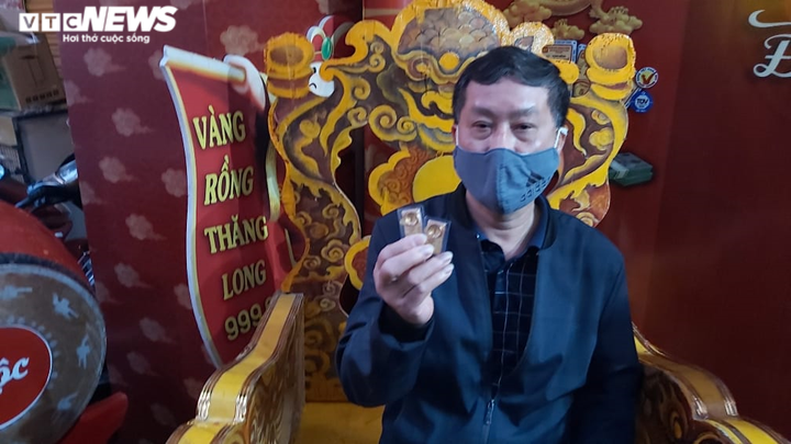 Người Hà Nội xếp hàng từ mờ sáng chờ mua vàng cầu may ngày vía thần Tài - 5