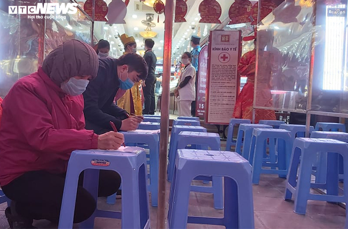 Người Hà Nội xếp hàng từ mờ sáng chờ mua vàng cầu may ngày vía thần Tài - 2