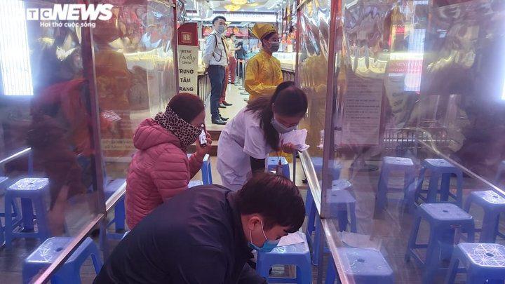 Người Hà Nội xếp hàng từ mờ sáng chờ mua vàng cầu may ngày vía thần Tài - 3