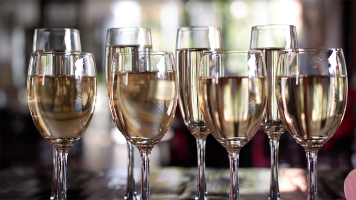 Uống vang sành điệu: Chọn ly nào, cầm ly thế nào cho chuẩn, sang? - 2