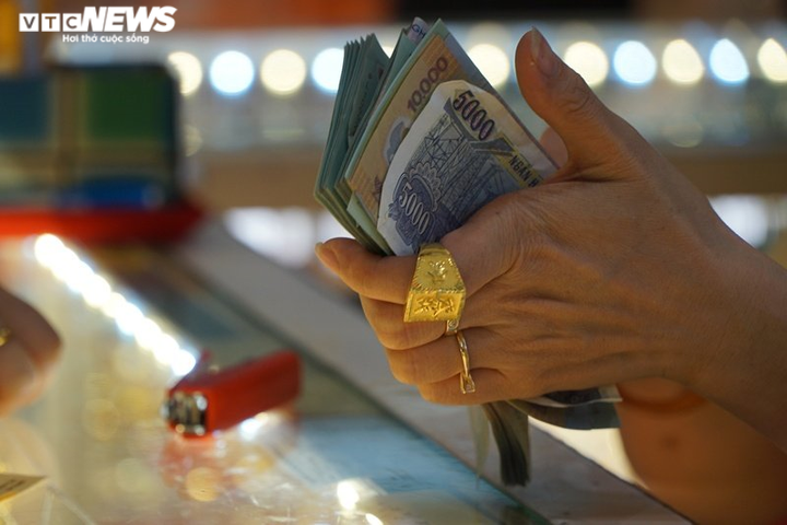 Ảnh: Người Sài Gòn ùn ùn kéo đi mua vàng ngày vía thần Tài - 4