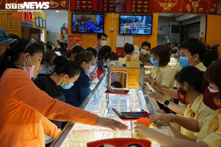 Ảnh: Người Sài Gòn ùn ùn kéo đi mua vàng ngày vía thần Tài - 9