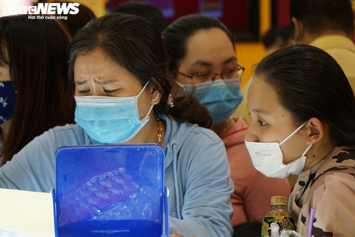 Ảnh: Người Sài Gòn ùn ùn kéo đi mua vàng ngày vía thần Tài - 5