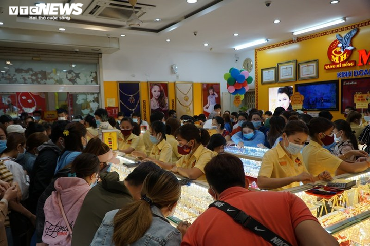 Ảnh: Người Sài Gòn ùn ùn kéo đi mua vàng ngày vía thần Tài - 1