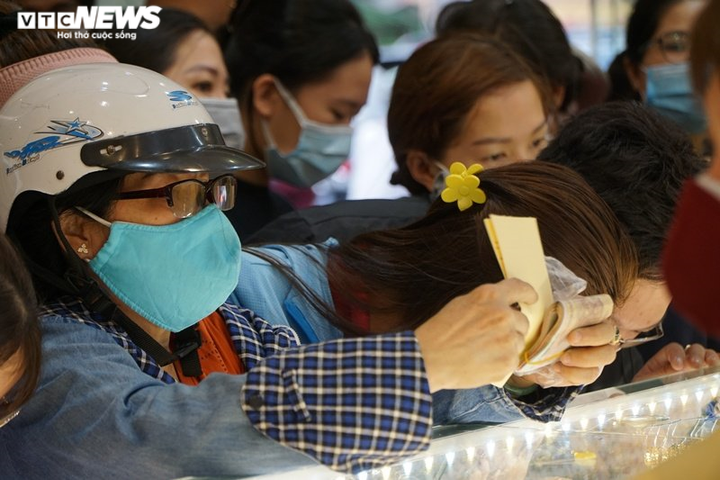 Ảnh: Người Sài Gòn ùn ùn kéo đi mua vàng ngày vía thần Tài - 7