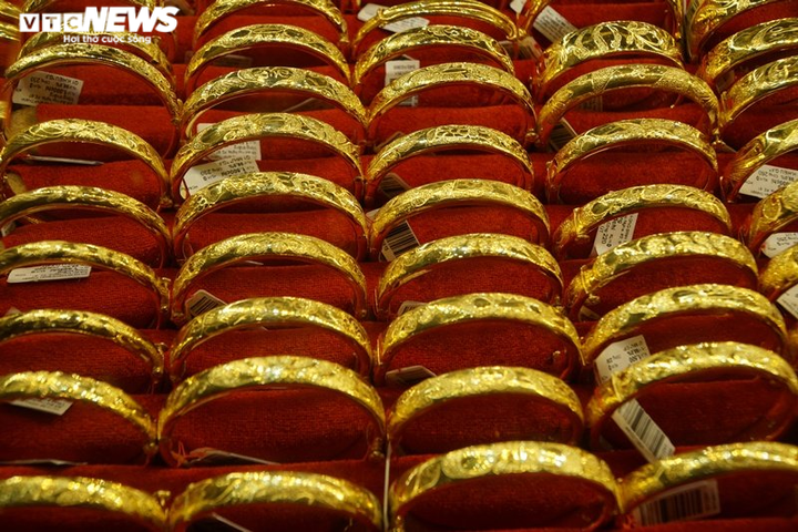 Ảnh: Người Sài Gòn ùn ùn kéo đi mua vàng ngày vía thần Tài - 6