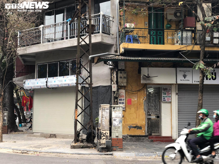 Hàng quán phố cổ Hà Nội nghỉ Tết kéo dài, khách sạn rao bán la liệt bằng tờ rơi - 18