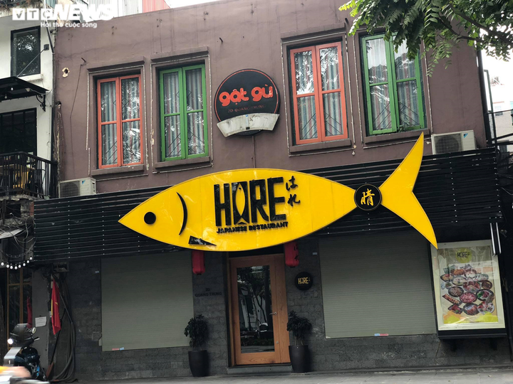 Hàng quán phố cổ Hà Nội nghỉ Tết kéo dài, khách sạn rao bán la liệt bằng tờ rơi - 17