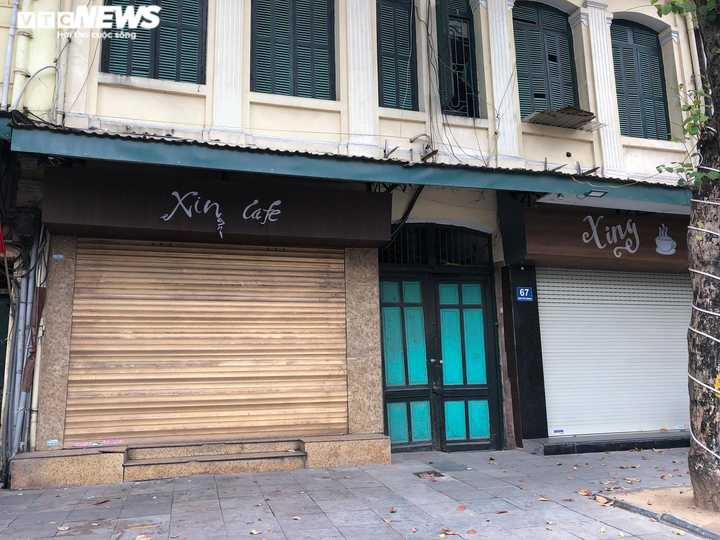 Hàng quán phố cổ Hà Nội nghỉ Tết kéo dài, khách sạn rao bán la liệt bằng tờ rơi - 11