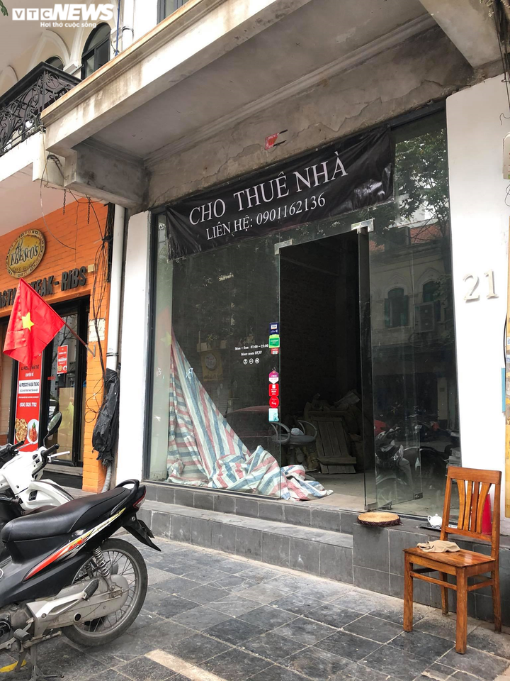 Hàng quán phố cổ Hà Nội nghỉ Tết kéo dài, khách sạn rao bán la liệt bằng tờ rơi - 10