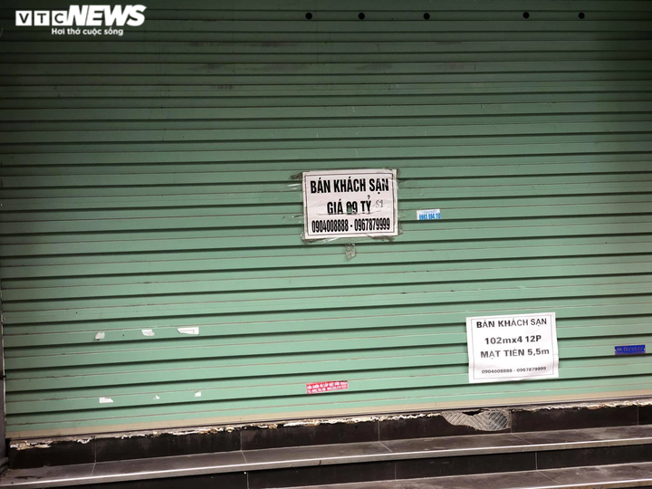 Hàng quán phố cổ Hà Nội nghỉ Tết kéo dài, khách sạn rao bán la liệt bằng tờ rơi - 7