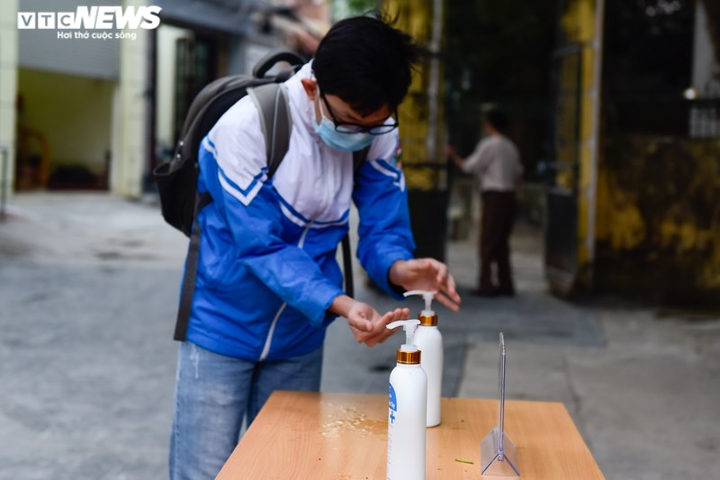 Ngày đầu đi học lại sau Tết: Học sinh Thanh Hoá đeo khẩu trang, ngồi giãn cách - 3