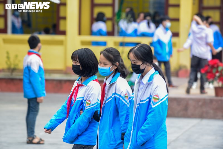 Ngày đầu đi học lại sau Tết: Học sinh Thanh Hoá đeo khẩu trang, ngồi giãn cách - 4
