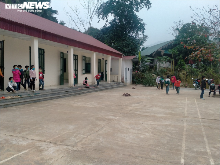 Ngày đầu đi học lại sau Tết: Học sinh Thanh Hoá đeo khẩu trang, ngồi giãn cách - 6