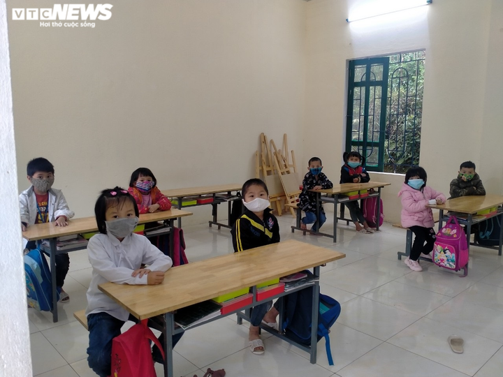 Ngày đầu đi học lại sau Tết: Học sinh Thanh Hoá đeo khẩu trang, ngồi giãn cách - 8