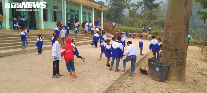 Ngày đầu đi học lại sau Tết: Học sinh Thanh Hoá đeo khẩu trang, ngồi giãn cách - 9