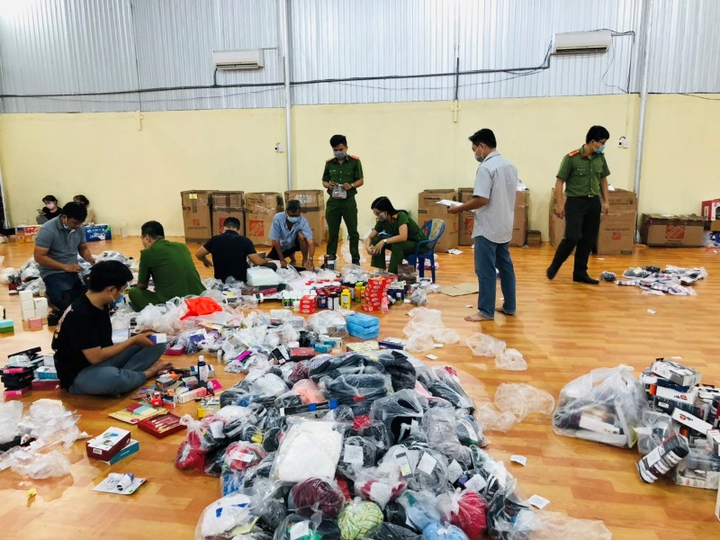 20 người livestream trong kho hàng lậu ở Đồng Nai - 1