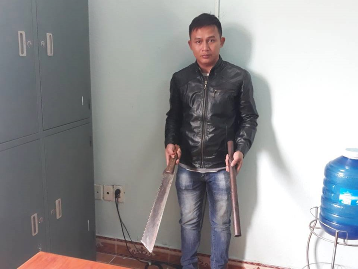 Nhóm người cầm mã tấu hành hung tài xế xe khách trình diện công an - 1