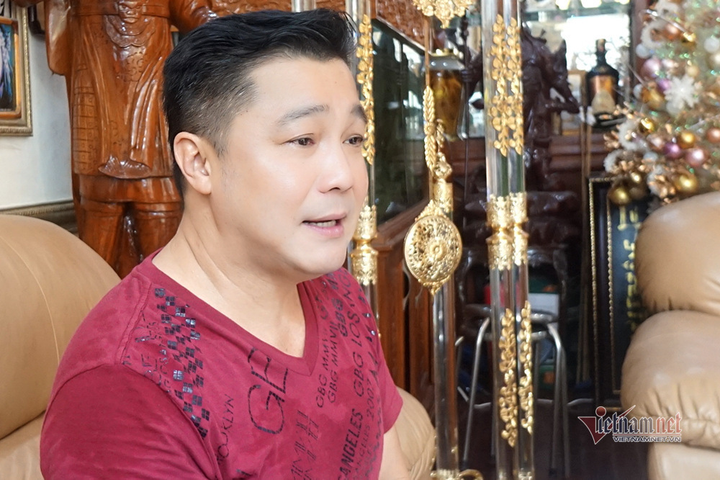 Lý Hùng tuổi 52 sống độc thân vui vẻ, thay ba chăm sóc mẹ - 1