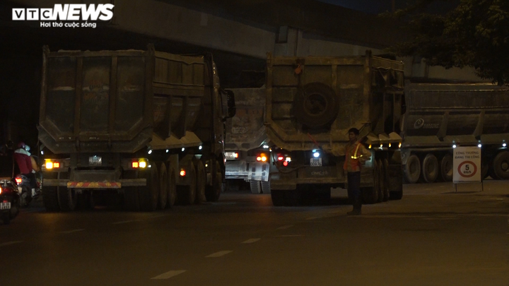 Kinh hãi xe quá khổ, quá tải hoành hành từ nội đô đến ngoại thành Hà Nội - 1