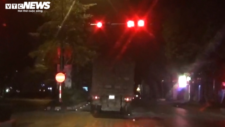 Kinh hãi xe quá khổ, quá tải hoành hành từ nội đô đến ngoại thành Hà Nội - 3