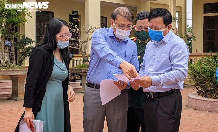 Ảnh: Lãnh đạo Hải Phòng mang thịt, gạo hỗ trợ người dân khu vực phong tỏa - 1