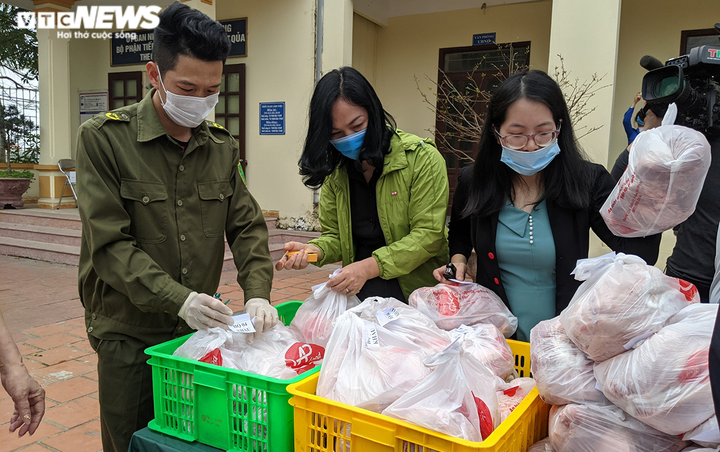 Ảnh: Lãnh đạo Hải Phòng mang thịt, gạo hỗ trợ người dân khu vực phong tỏa - 8