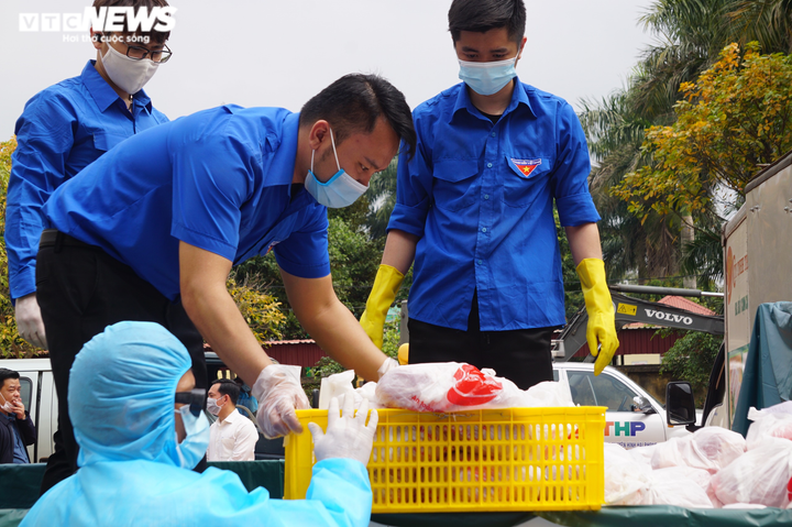 Ảnh: Lãnh đạo Hải Phòng mang thịt, gạo hỗ trợ người dân khu vực phong tỏa - 9