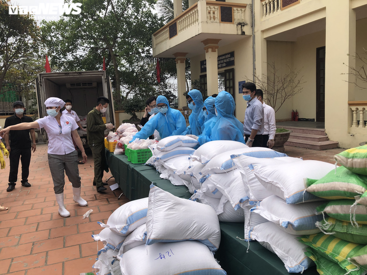 Ảnh: Lãnh đạo Hải Phòng mang thịt, gạo hỗ trợ người dân khu vực phong tỏa - 10