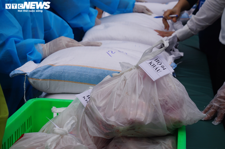 Ảnh: Lãnh đạo Hải Phòng mang thịt, gạo hỗ trợ người dân khu vực phong tỏa - 11