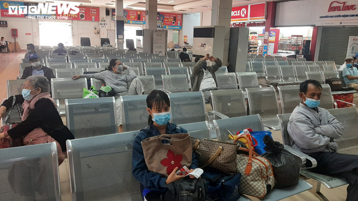 Ảnh: Ga Sài Gòn đìu hiu sau Tết, hành khách bịt kín khẩu trang - 5