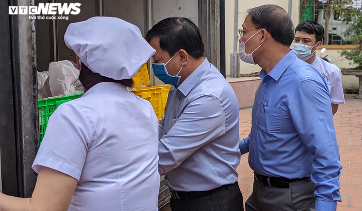 Ảnh: Lãnh đạo Hải Phòng mang thịt, gạo hỗ trợ người dân khu vực phong tỏa - 2