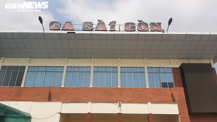 Ảnh: Ga Sài Gòn đìu hiu sau Tết, hành khách bịt kín khẩu trang - 1