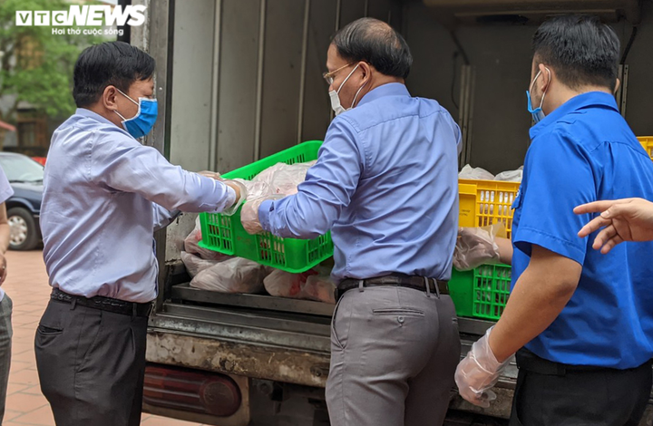 Ảnh: Lãnh đạo Hải Phòng mang thịt, gạo hỗ trợ người dân khu vực phong tỏa - 3