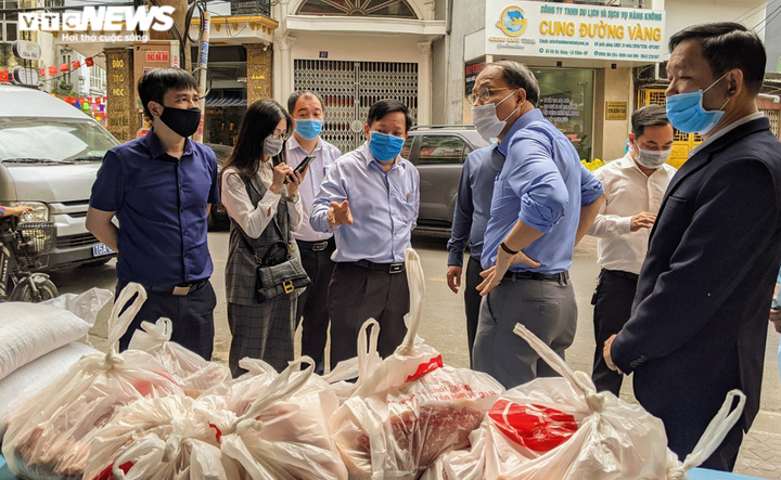 Ảnh: Lãnh đạo Hải Phòng mang thịt, gạo hỗ trợ người dân khu vực phong tỏa - 5
