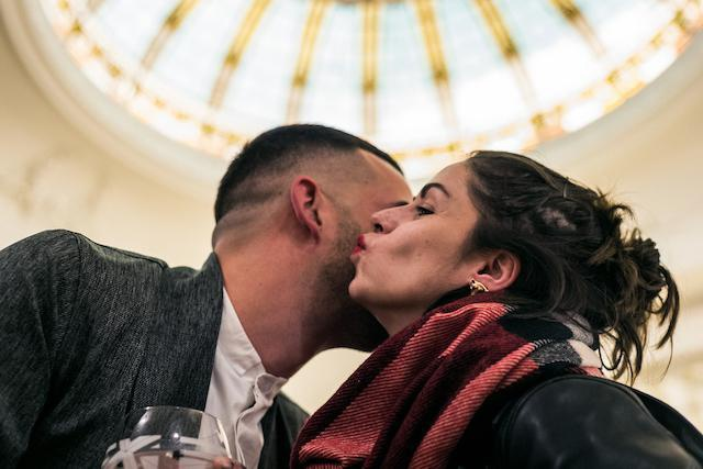 Clip chồng 'bị' vợ hôn khi đang họp trực tuyến gây bão mạng - 2