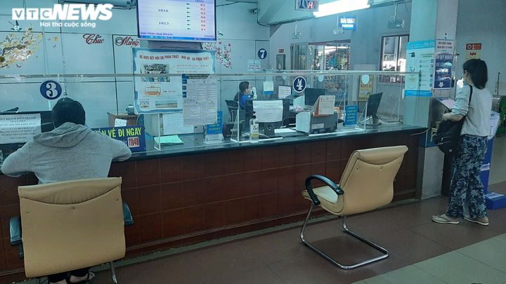 Ảnh: Ga Sài Gòn đìu hiu sau Tết, hành khách bịt kín khẩu trang - 4