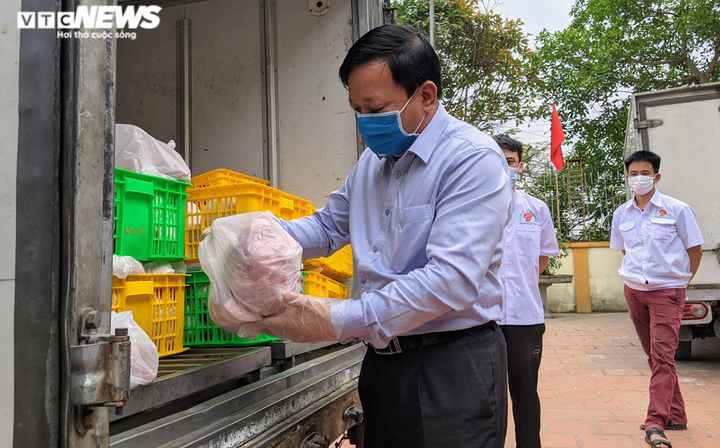 Ảnh: Lãnh đạo Hải Phòng mang thịt, gạo hỗ trợ người dân khu vực phong tỏa - 6