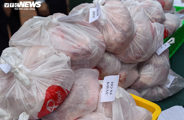 Ảnh: Lãnh đạo Hải Phòng mang thịt, gạo hỗ trợ người dân khu vực phong tỏa - 7