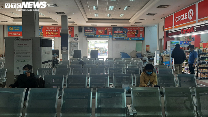 Ảnh: Ga Sài Gòn đìu hiu sau Tết, hành khách bịt kín khẩu trang - 2