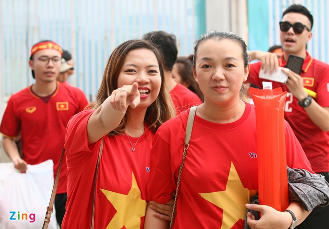 Anh Đức xin vợ để tiếp tục đam mê chơi bóng - 1