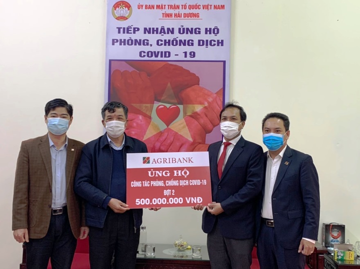 Agribank đồng hành cùng khách hàng trong cuộc chiến chống COVID-19 - 3