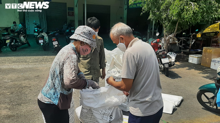 Ảnh: Ga Sài Gòn đìu hiu sau Tết, hành khách bịt kín khẩu trang - 9