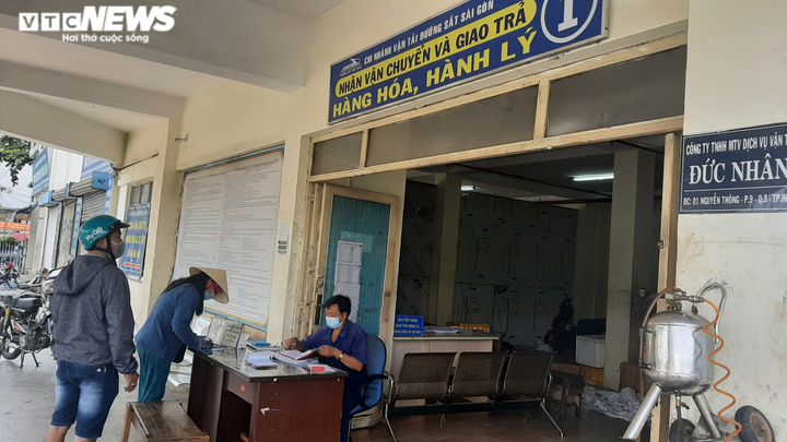 Ảnh: Ga Sài Gòn đìu hiu sau Tết, hành khách bịt kín khẩu trang - 8