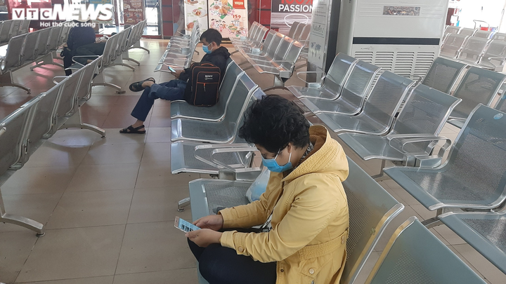 Ảnh: Ga Sài Gòn đìu hiu sau Tết, hành khách bịt kín khẩu trang - 3
