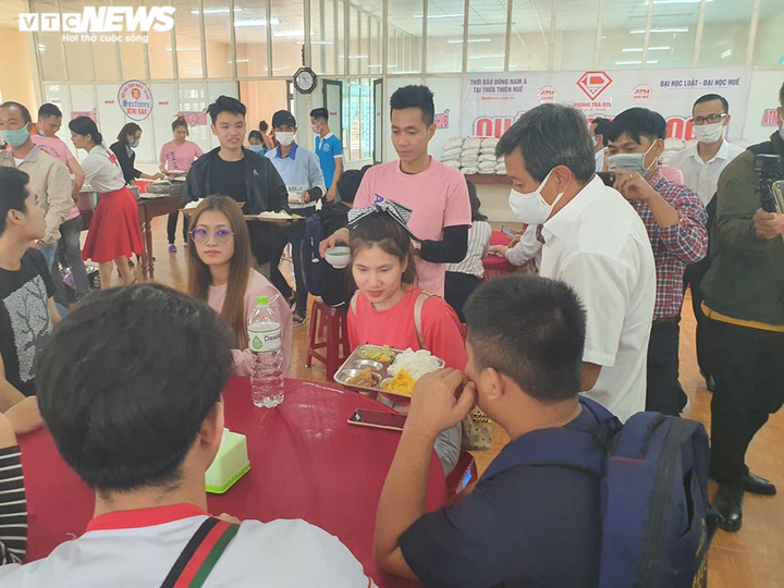 Ông Đoàn Ngọc Hải làm phục vụ bàn nhận thù lao 60 triệu xây nhà cho người nghèo - 2