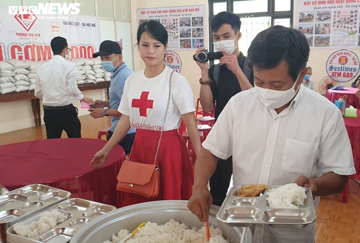 Ông Đoàn Ngọc Hải làm phục vụ bàn nhận thù lao 60 triệu xây nhà cho người nghèo - 1