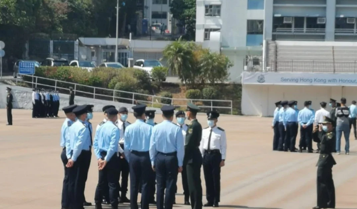 Cảnh sát Hong Kong được huấn luyện cách diễu binh kiểu Trung Quốc - 1