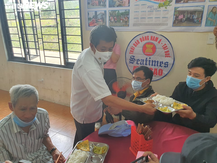 Ảnh: Ông Đoàn Ngọc Hải quyên góp được 170 triệu đồng cho người nghèo - 11